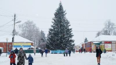 На центральной площади Ряжска нарядили 50-летнюю ёлку